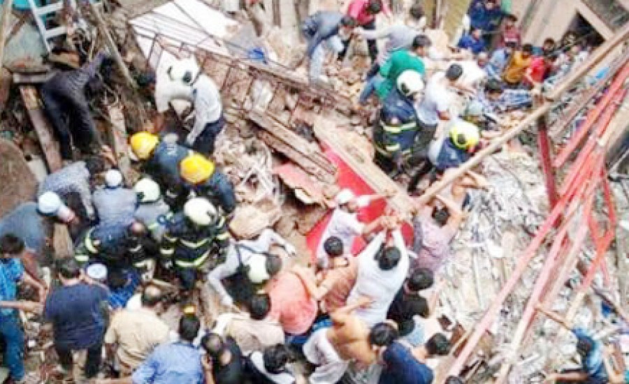 मुंबई में सौ बरस पुरानी बिल्डिंग भरभरा की ढह गई, दो लोगों की मौत दर्जनों दबे