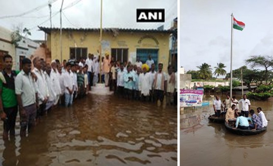 कर्नाटक में बाढ़ में डूबे लोगों ने पानी के बीच ही फहराया तिरंगा