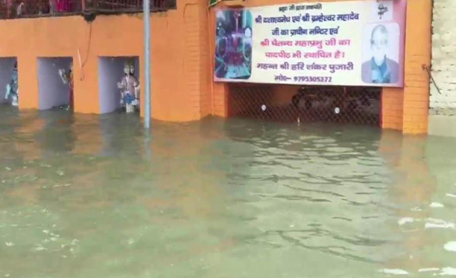 प्रयागराज : बारिश का पानी घरों और दुकानों में घुसा