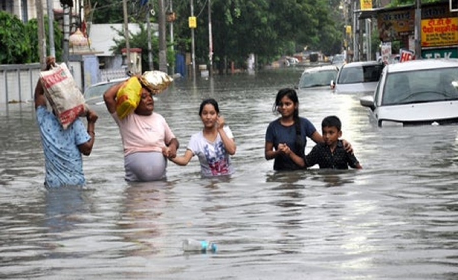 पटना में थमी 'आफत' की बारिश, आसमान से गिराए जा रहे 'फूड पैकेट'