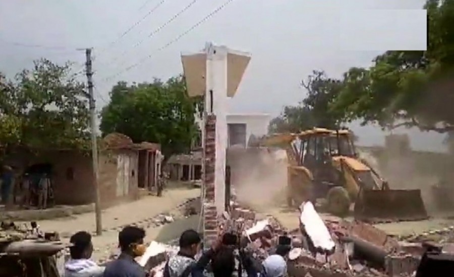 Kanpur Encounter : पुलिस ने जेसीबी से गिराया मुख्य आरोपी विकास दुबे का घर