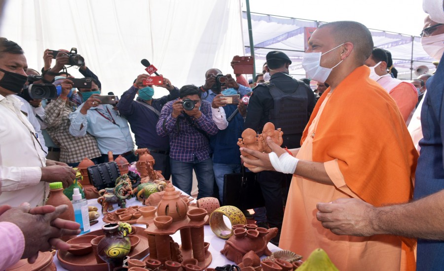 मुख्यमंत्री योगी आदित्यनाथ ने इस साल भी वनटांगिया ग्राम में मनाई दीपावली