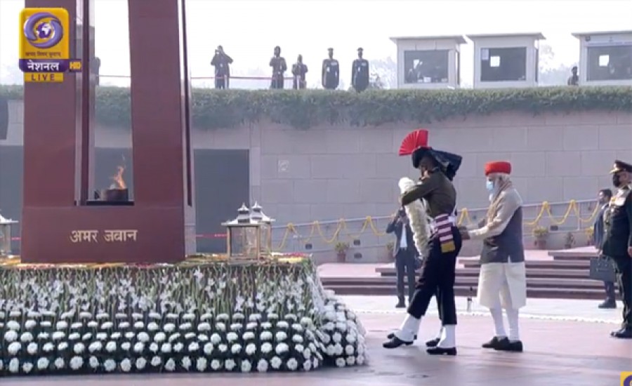 गणतंत्र दिवस पर राष्ट्रीय युद्ध स्मारक पहुंचकर प्रधानमंत्री ने शहीदों को दी श्रद्धांजलि