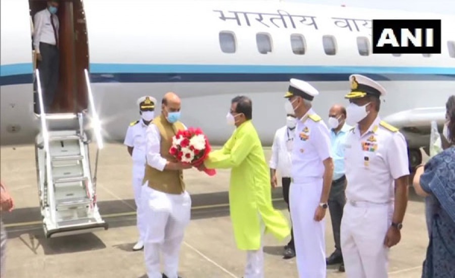 राजनाथ नौसेना वायु स्टेशन INS हंस पहुंचे, केंद्रीय मंत्री और करमबीर ने किया स्वागत
