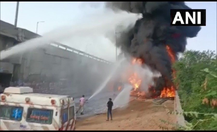 दिल्ली-जयपुर हाईवे पर केमिकल से भरा कंटेनर फ्लाईओवर से नीचे गिरा, आग लगी,