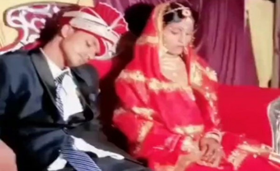 OMG : खुद की शादी में वरमाला के स्टेज पर सो गया दूल्हा, सोशल मीडिया पर वायरल हुआ VIDEO