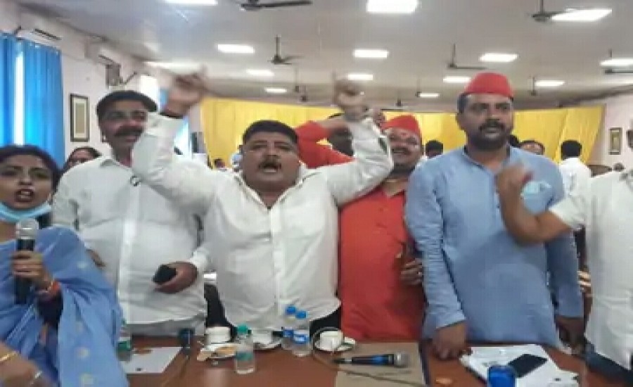 लखनऊ : नगर निगम सदन की कार्यवाही में पार्षदों ने काटा हंगामा