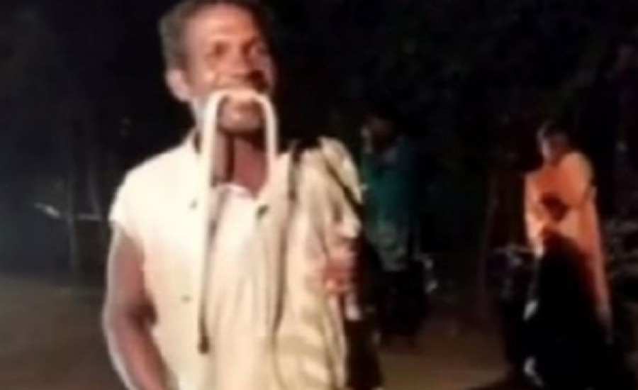 ओडिशा के व्यक्ति ने जहरीले सांप को काट लिया, वीडियो वायरल