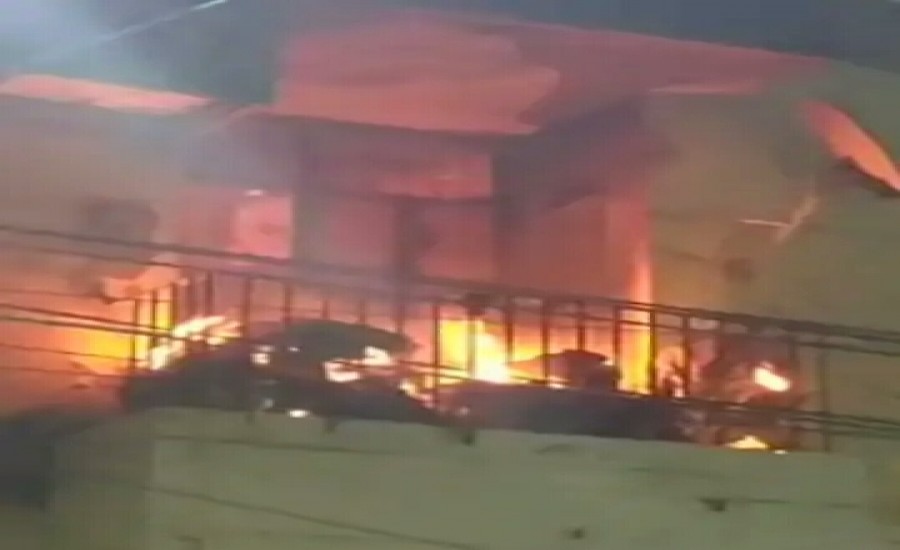 लखनऊ: बिजली जाने पर फ्लैट में जलाई मोमबत्ती से लगी आग, सारा सामान राख