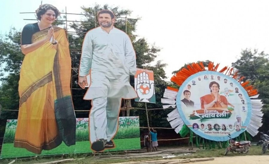 वाराणसी: कांग्रेसियों ने प्रियंका गांधी वाड्रा के स्वागत में जगह-जगह लगाये पोस्टर, बनाया विशाल मंच