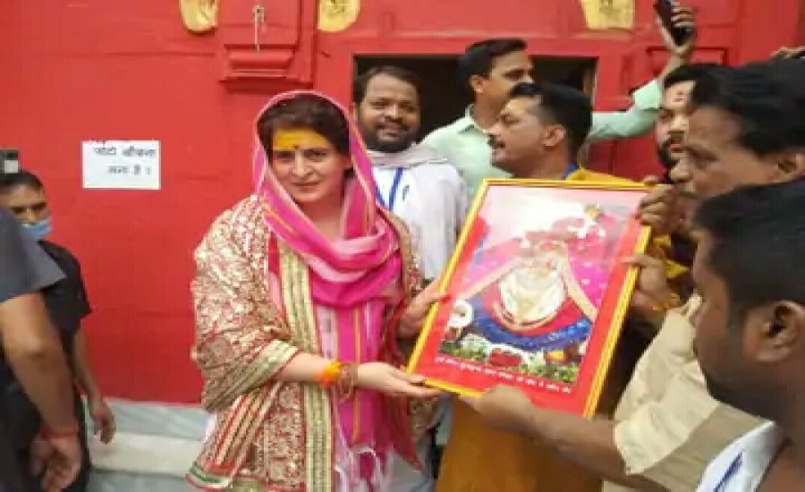 वाराणसी: प्रियंका गांधी बाबा विश्वनाथ मंदिर के दर्शन कर मां अन्नपूर्णा देवी का भी आशीर्वाद लिया