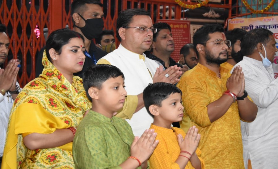 मुख्यमंत्री पुष्कर सिंह धामी महानवमी पर सपरिवार डाट काली मन्दिर में आरती में शामिल