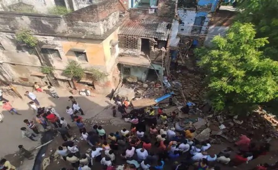 जौनपुर : तीन मंजिला जर्जर मकान ढहने परिवार के 4 लोगों समेत 5 मौत,6 घायल