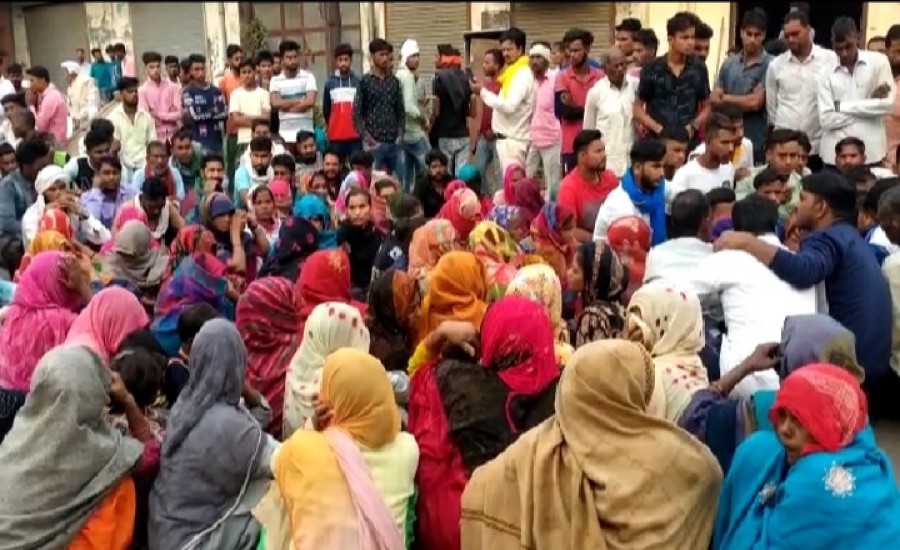 हत्यारो को जल्द पकड़ने की माँग पर ग्रामीणों ने देवबन्द मंगलौर रोड पर लगाया जाम