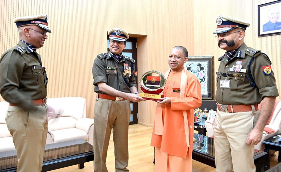 मुख्यमंत्री योगी आदित्यनाथ को पुलिस झंडे का बैज और मोमेंटो भेंट किया
