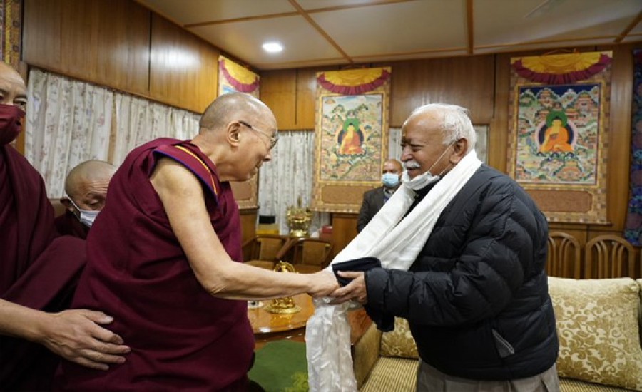 मोहन भागवत ने तिब्बती आध्यात्मिक नेता दलाई लामा से मुलाकात की