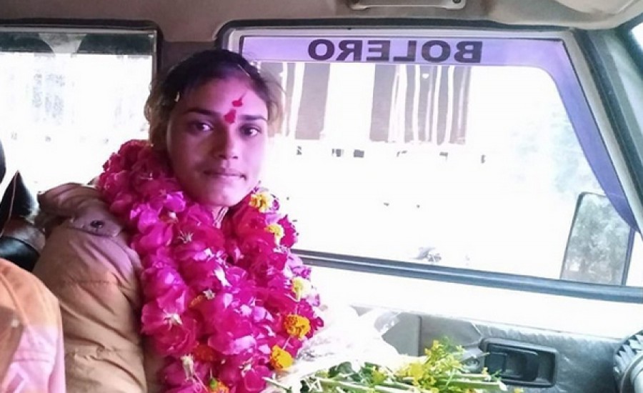 बुंदेलखंड के टैक्सी चालक की बेटी ने पहनी फौजी की वर्दी, गांव वालों ने गाजे-बाजे के साथ किया स्वागत
