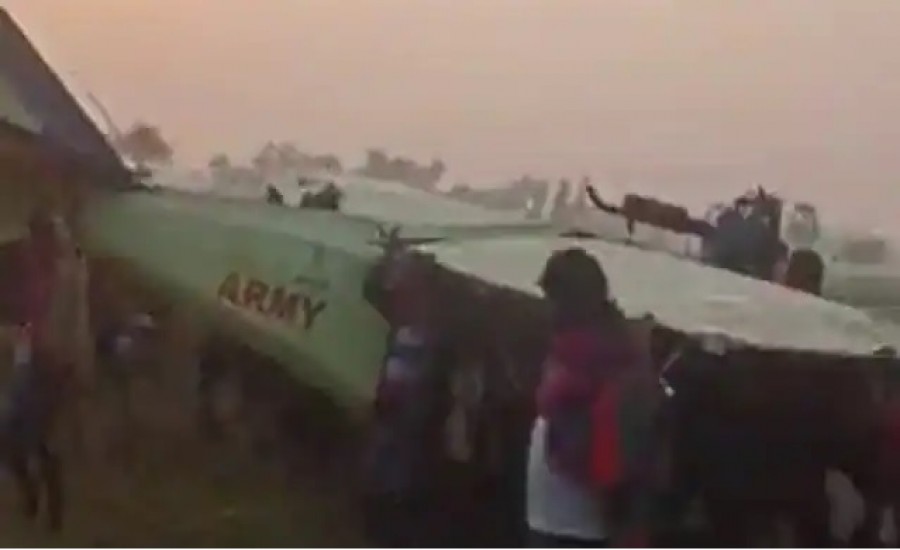 बिहार: खेत में गिरा सेना का विमान, लोगों ने उठाकर ला दिया सड़क पर; देखें वीडियो