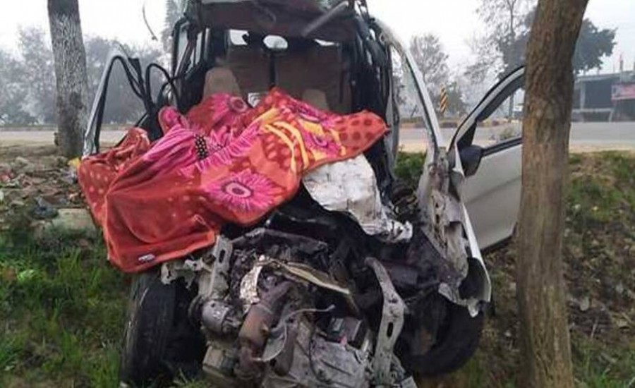 यूपी के बाराबंकी में खड़े ट्रक जा घुसी कार, एक ही परिवार के 6 लोगों की हुई मौत