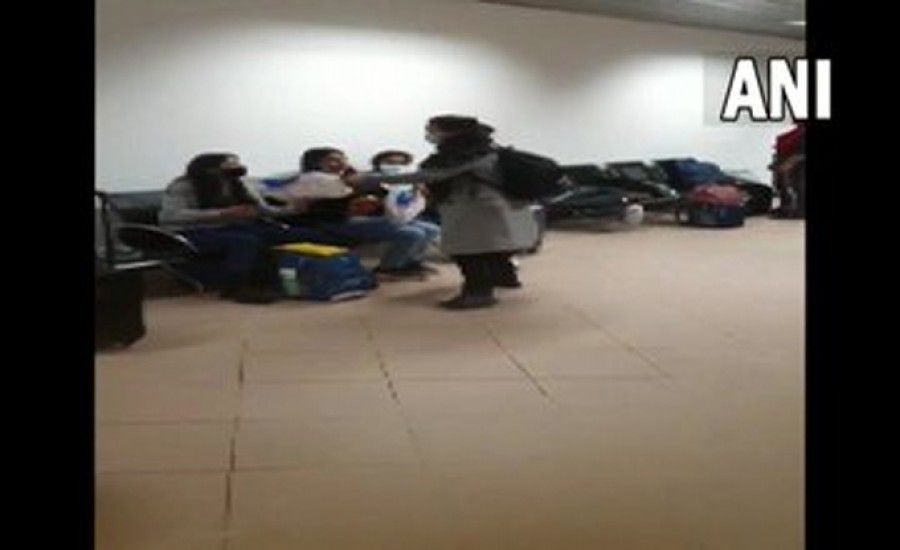 यूक्रेन में बम धमाकों के बीच बंकरों की ओर भागते भारतीय छात्र