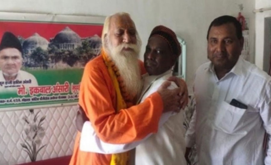 अयोध्या ने दिया सौहार्द का संदेश, जन्मभूमि के पुजारी ने इकबाल के घर पहुंचकर दी ईद की बधाई