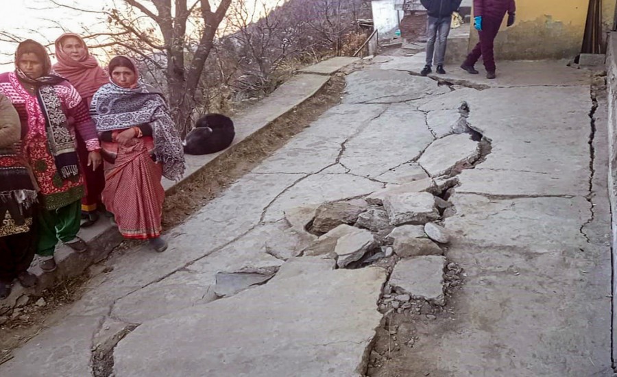 अलीगढ़ : घरों में आई दरारें, नगर निगम करेगी जांच