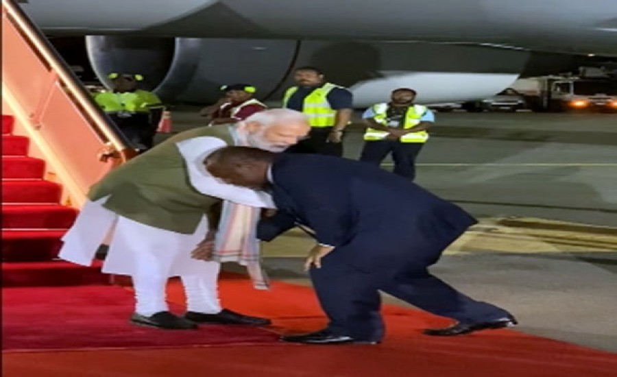 प्रधानमंत्री नरेंद्र मोदी पापुआ न्यू गिनी पहुंचे, पीएम मारापे ने छुए पैर
