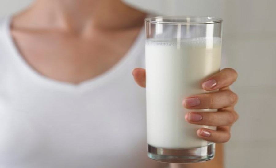 दूध आपकी सेहत के साथ-साथ आपकी त्वचा में भी ला सकता है निखार