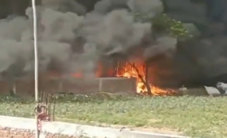 नोएडा की सैकड़ों झुग्गियों में लगी आग में 2 बच्चियों की झुलसकर मौत