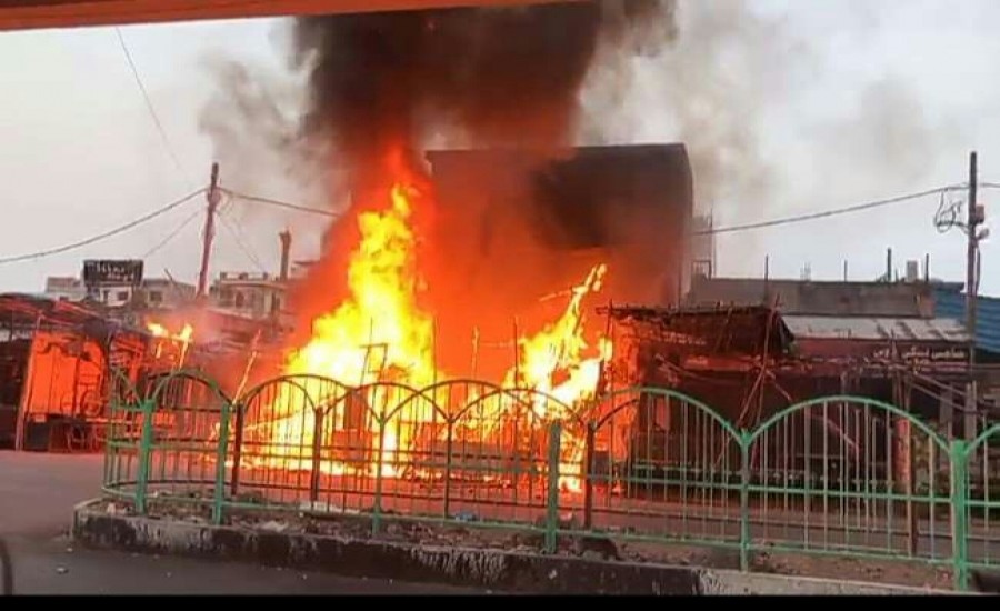 नक्खास बाजार में आग लगने से दस दुकानें जल कर राख, लाखों का नुकसान