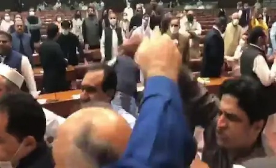 पाकिस्तान की संसद में हंगामा, गाली-गलौज के साथ हुई हाथापाई; महिला सांसद जख्मी