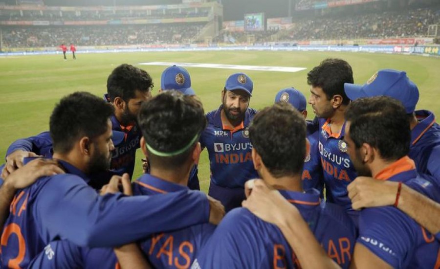 India vs West Indies: वनडे से पहले 4 खिलाड़ी कोरोना पोजिटिव , जानें - किन बल्लेबाजों को मिली टीम में जगह