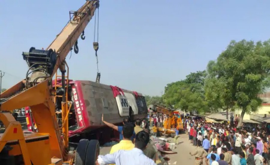 अयोध्या में भीषण सड़क हादसा : बस पलटी, तीन की मौत, 30 यात्री घायल