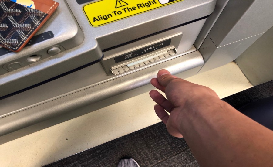 अगर ATM में फंस जाए कैश, तो सबसे पहले करें ये काम; नहीं तो पैसे से धो बैठेंगे हाथ