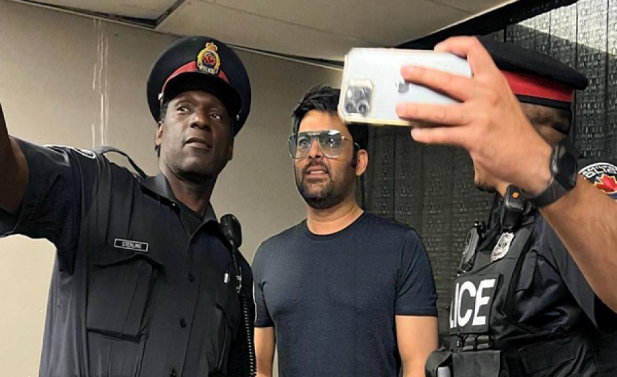 कनाडा पुलिस के साथ कपिल शर्मा की सेल्फी वायरल, लोगों ने पूछा इतना नर्वस क्यों?