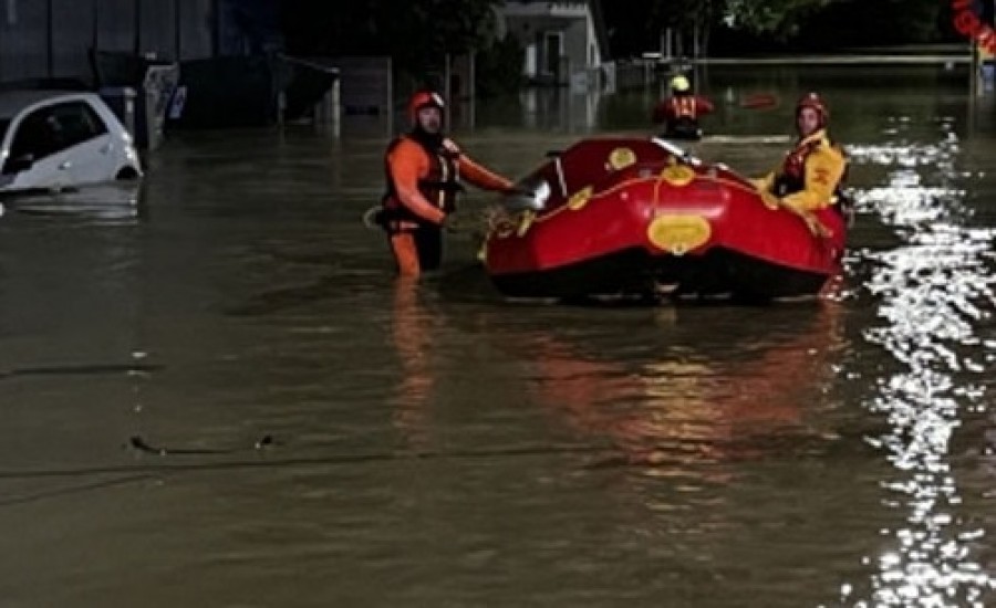इटली में अचानक आई बाढ़ से 10 लोगों की मौत