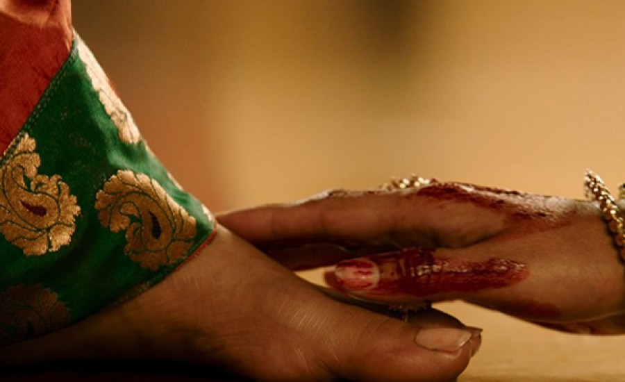 भारतीय परम्परा है पैर छूना, भूल चुके हैं युवा