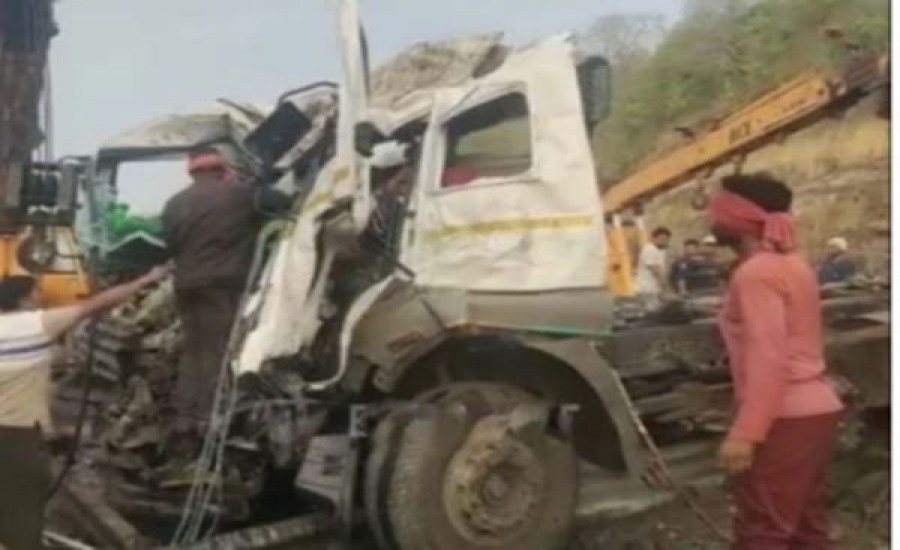 रामगढ़ में अनियंत्रित ट्रेलर ने बस में मारी टक्कर, तीन की मौत, 20 घायल